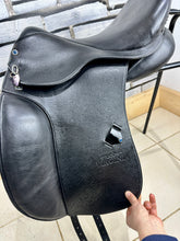 Load image into Gallery viewer, 17 1/2” MW (Fit 32) Stubben Virginia Dressage Saddle - Black
