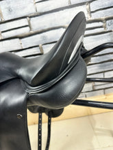 Load image into Gallery viewer, Size 1/17” Changeable Gullet Width 4 Wow Competitor Dressage Saddle - Black