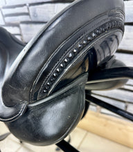 Load image into Gallery viewer, 17 1/2” MW (Fit 32) Stubben Virginia Dressage Saddle - Black