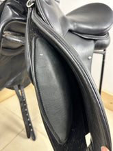 Load image into Gallery viewer, Size 1/17” Changeable Gullet Width 4 Wow Competitor Dressage Saddle - Black