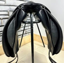 Load image into Gallery viewer, Size 1/17” Changeable Gullet Width 4 Wow Competitor Dressage Saddle - Black