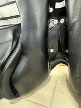 Load image into Gallery viewer, Size 1/17” Changeable Gullet Width 4 Wow Competitor Dressage Saddle - Black