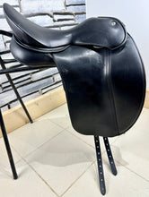 Load image into Gallery viewer, Size 1/17” Changeable Gullet Width 4 Wow Competitor Dressage Saddle - Black