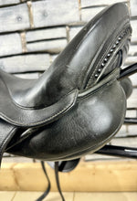 Load image into Gallery viewer, 17 1/2” MW (Fit 32) Stubben Virginia Dressage Saddle - Black