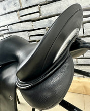 Load image into Gallery viewer, Size 1/17” Changeable Gullet Width 4 Wow Competitor Dressage Saddle - Black