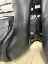 Load image into Gallery viewer, Size 1/17” Changeable Gullet Width 4 Wow Competitor Dressage Saddle - Black