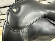 Load image into Gallery viewer, Size 1/17” Changeable Gullet Width 4 Wow Competitor Dressage Saddle - Black
