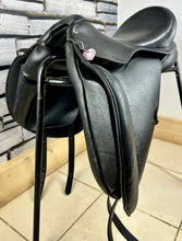 Load image into Gallery viewer, 17 1/2” MW (Fit 32) Stubben Virginia Dressage Saddle - Black