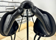 Load image into Gallery viewer, 17 1/2” MW (Fit 32) Stubben Virginia Dressage Saddle - Black
