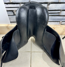 Load image into Gallery viewer, 17 1/2” MW (Fit 32) Stubben Virginia Dressage Saddle - Black