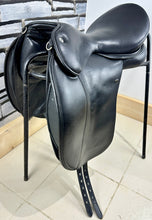Load image into Gallery viewer, Size 1/17” Changeable Gullet Width 4 Wow Competitor Dressage Saddle - Black