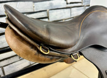 Load image into Gallery viewer, 17 1/2” MN (Fit 27) Stubben Siegfried CS Biomex Jump Saddle - Brown