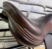 Load image into Gallery viewer, 17” MW Amerigo Vega Monoflap Jump Saddle - Brown
