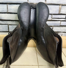 Load image into Gallery viewer, 17 1/2” MW Albion Kontrol Ultima Forward Flap Jump Saddle - Brown