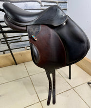 Load image into Gallery viewer, 17” MW Voltaire Lexington Monoflap Jump Saddle -2022- Brown