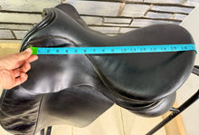 Load image into Gallery viewer, 17 1/2” MW Ideal/Crown Toshina Dressage Saddle - Black