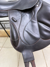Load image into Gallery viewer, 17 1/2” MW Devoucoux Chiberta O Jump Saddle - Brown