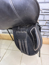 Load image into Gallery viewer, 17” Wide  HiLite Elite Cob Flexi GP Saddle - Black - Extra Wide