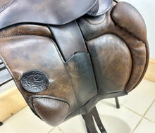 Load image into Gallery viewer, 17” Medium Pariani Monoflap Jump/XC Saddle - Brown