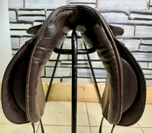 Load image into Gallery viewer, 17 1/2” MW Farrington Kentucky Dressage Saddle - Brown