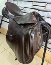 Load image into Gallery viewer, 17 1/2” MW Albion Kontrol Ultima Forward Flap Jump Saddle - Brown