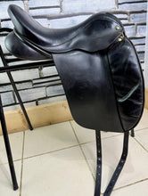 Load image into Gallery viewer, 17 1/2” MW Ideal/Crown Toshina Dressage Saddle - Black