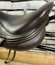 Load image into Gallery viewer, 16 1/2” MW Harry Dabbs Future Monoflap Jump Saddle - Shoulder Free - Brown