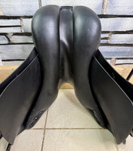 Load image into Gallery viewer, 17” MW Harry Dabbs Taurus Forward Cut GP Saddle -Black- Upswept Panels