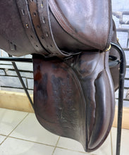 Load image into Gallery viewer, 17” Medium Kings Saddley VSD Saddle - Brown