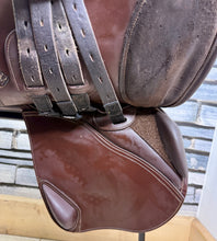 Load image into Gallery viewer, 16 1/2” Changeable Gullet Whitaker Barnsley Pony Jumping Saddle - Brown
