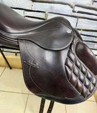 Load image into Gallery viewer, 16 1/2” MW Harry Dabbs Future Monoflap Jump Saddle - Shoulder Free - Brown