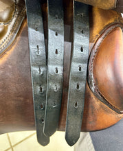 Load image into Gallery viewer, 17 1/2” MN (Fit 27) Stubben Siegfried CS Biomex Jump Saddle - Brown