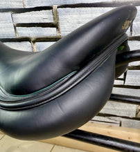 Load image into Gallery viewer, 17 1/2” MW Devoucoux Socca Jump Saddle - Black