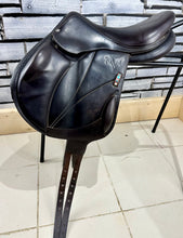 Load image into Gallery viewer, 17” MW Voltaire Lexington Monoflap Jump Saddle - Brown