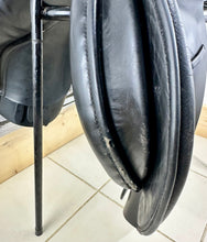 Load image into Gallery viewer, 17 1/2” Wide Ideal International Event Saddle - Black
