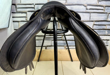 Load image into Gallery viewer, 17” Wide/Changeable Gullet Wintec 2000 GP Saddle - Black