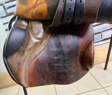 Load image into Gallery viewer, 17 1/2” 28 (MN) Stubben Siegfried C.S. Jump Saddle - Brown