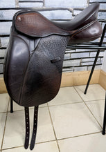 Load image into Gallery viewer, 17” MW Spalding Britannica Cadence Dressage Saddle - Brown