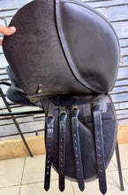 Load image into Gallery viewer, 18” XW Changeable Gullet Thorowgood Compact GP Saddle -Black- Flocked