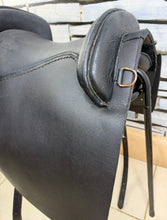 Load image into Gallery viewer, Portuguese Leather Treeless Saddle - Moveable/Changeable Panels - Wide - Black