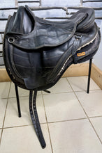 Load image into Gallery viewer, Size 2 Barefoot Cheyenne Treeless Leather GP Saddle - with Pads &amp; Girth - Black - Cob