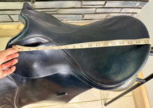 Load image into Gallery viewer, 17 1/2” Medium/Changeable Gullet Bates Caprilli GP Saddle - Black