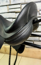 Load image into Gallery viewer, 16 1/2” MW Farrington Centreline Dressage Saddle - Black