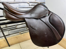 Load image into Gallery viewer, 17” 32/Wide Stubben Juventus Jump Saddle - Brown