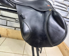 Load image into Gallery viewer, 17 1/2” W-XW Changeable Gullet Kent &amp; Masters Monoflap Jump Saddle - Black