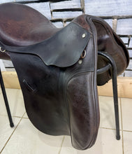 Load image into Gallery viewer, 18” MW Novus WH/VSD Saddle - Brown