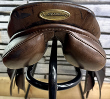 Load image into Gallery viewer, 17” 32/Wide Stubben Juventus Jump Saddle - Brown