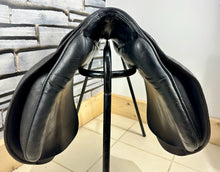 Load image into Gallery viewer, 18” Medium Stubben Scandica VSD Saddle - Black