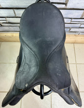 Load image into Gallery viewer, 17” Wide/Changeable Gullet Wintec 2000 GP Saddle - Black