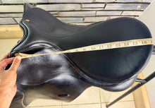 Load image into Gallery viewer, 17” XW/Changeable Gullet Bates Caprilli GP Saddle - Black
